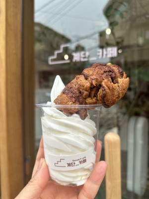 성북동카페 계단_카페 아이스크림과 크루키의 환상 조합