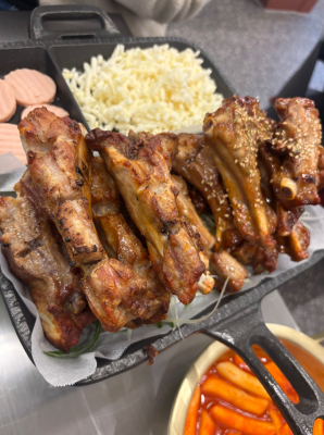 모종동 맛집 찾는다면? 옛날 감성에 듀록 등갈비까지 한 번에 즐기는 등갈비애꼬치다 아산터미널점